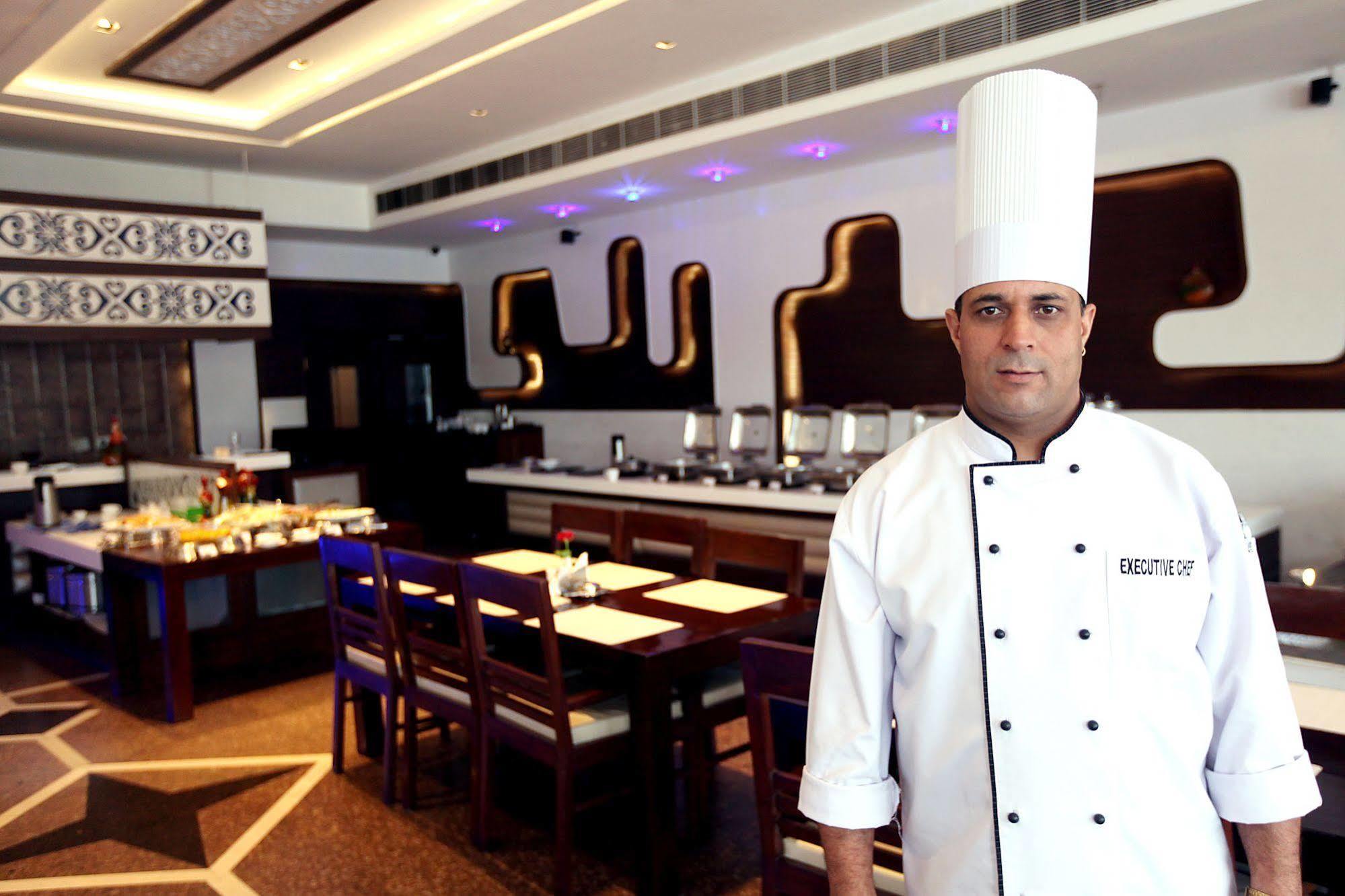 Kc Cross Road Hotell Panchkula Eksteriør bilde