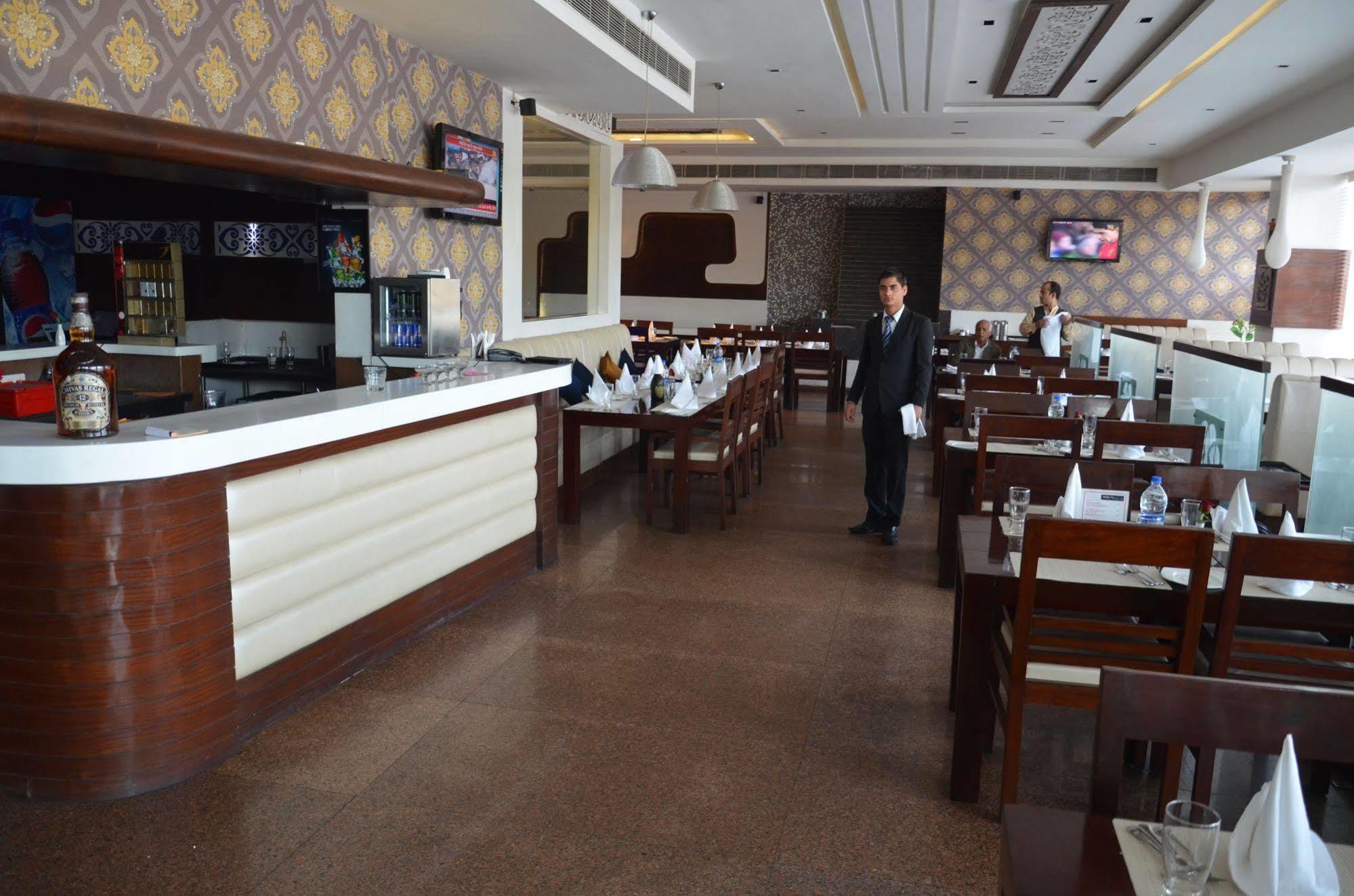 Kc Cross Road Hotell Panchkula Eksteriør bilde