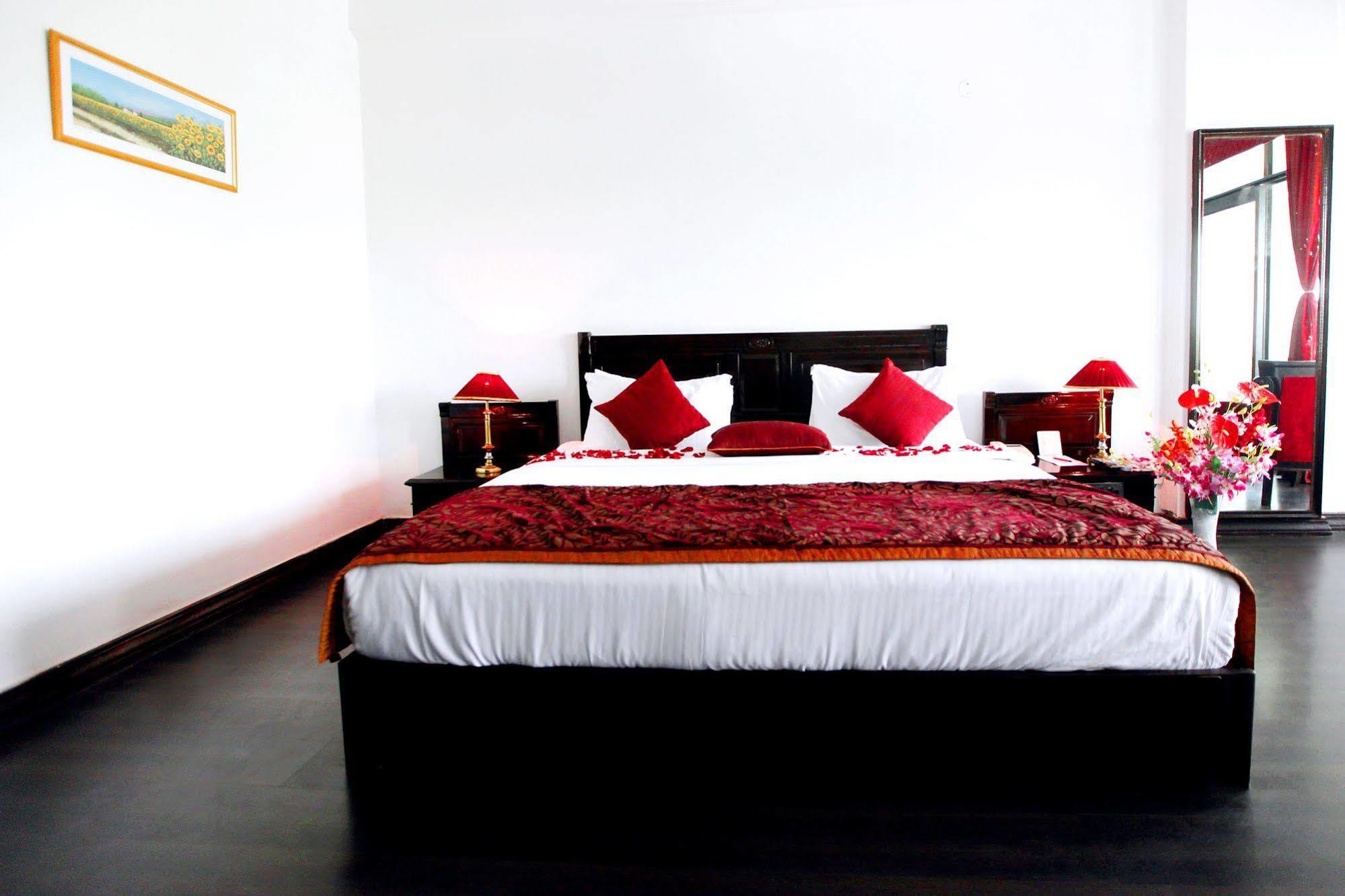 Kc Cross Road Hotell Panchkula Eksteriør bilde