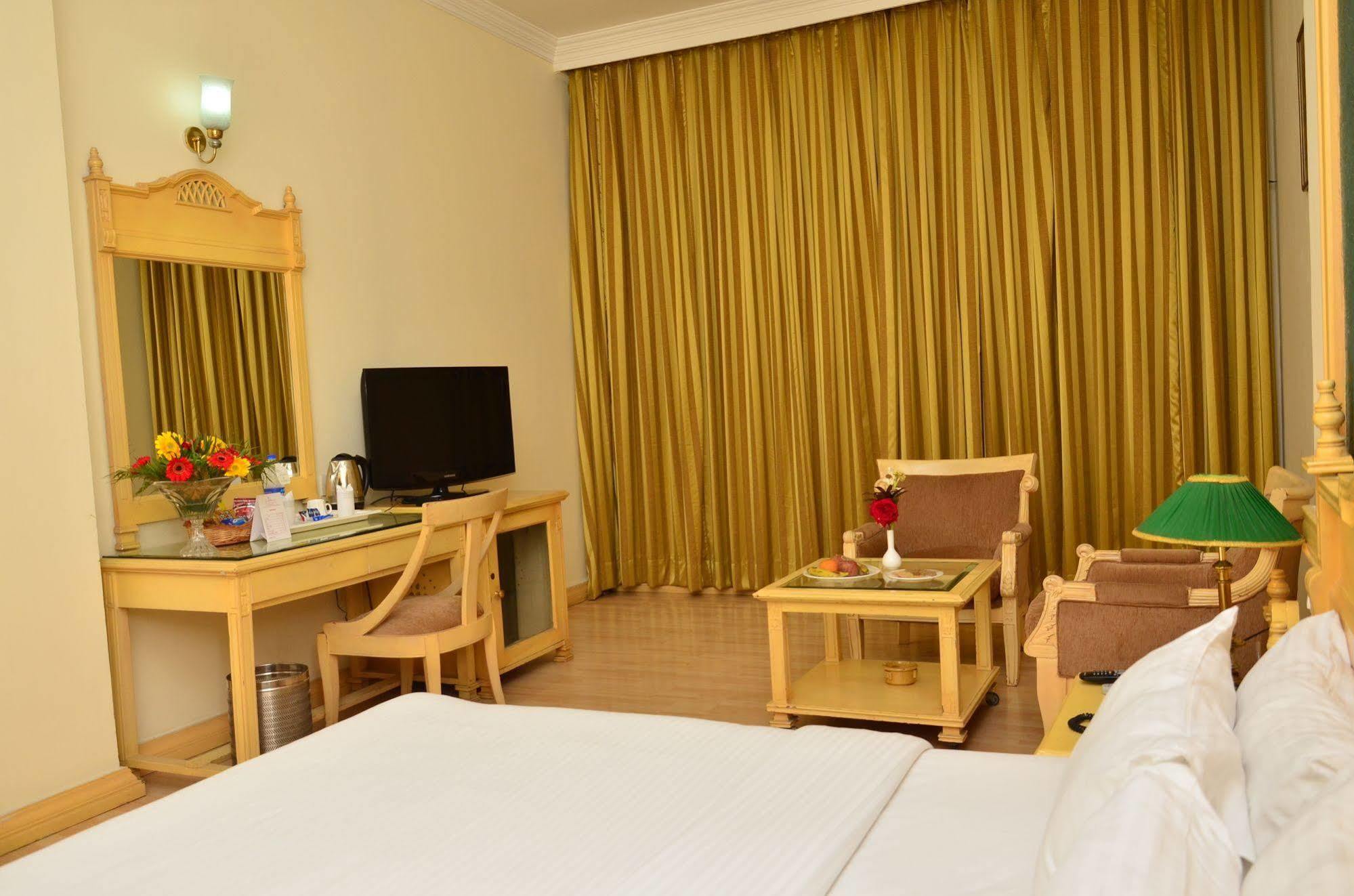 Kc Cross Road Hotell Panchkula Eksteriør bilde