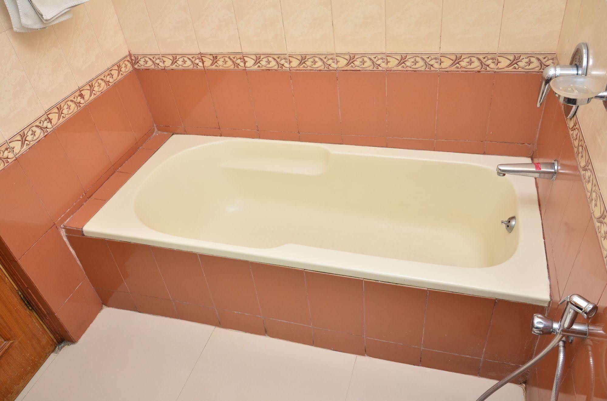 Kc Cross Road Hotell Panchkula Eksteriør bilde