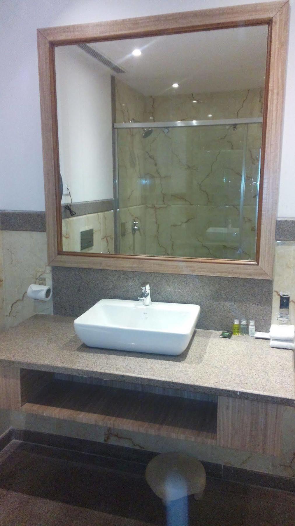 Kc Cross Road Hotell Panchkula Eksteriør bilde