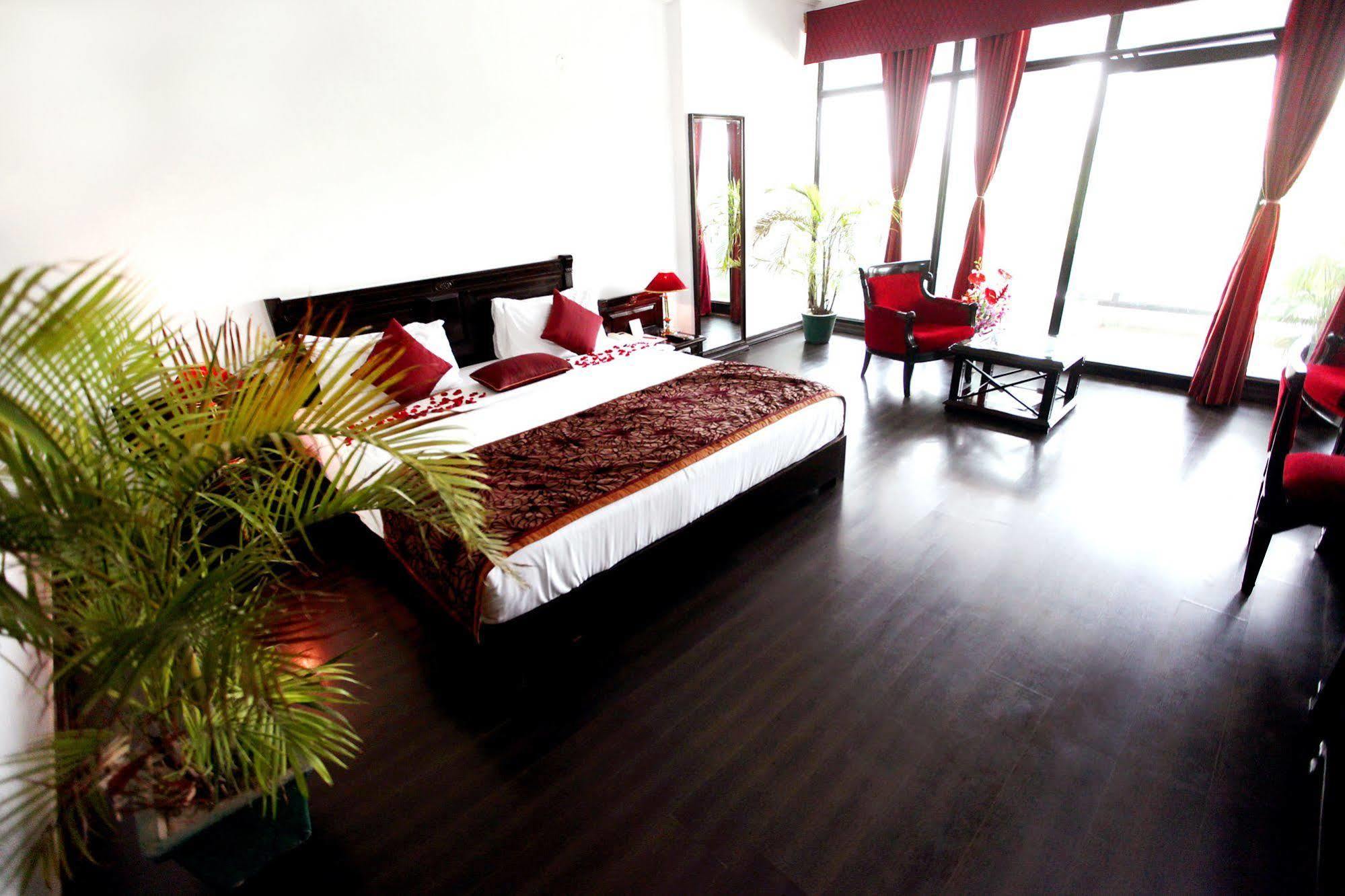 Kc Cross Road Hotell Panchkula Eksteriør bilde