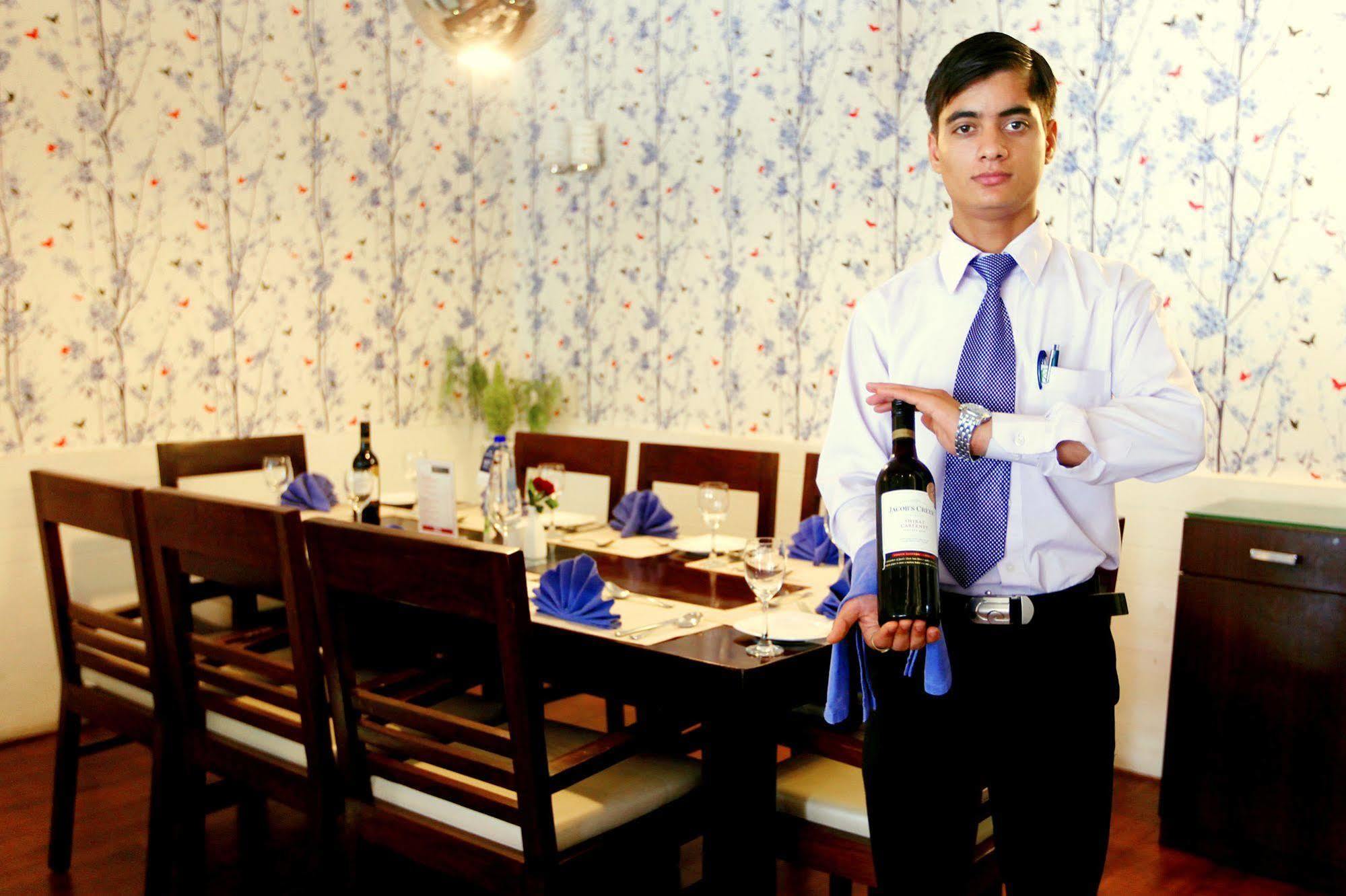 Kc Cross Road Hotell Panchkula Eksteriør bilde