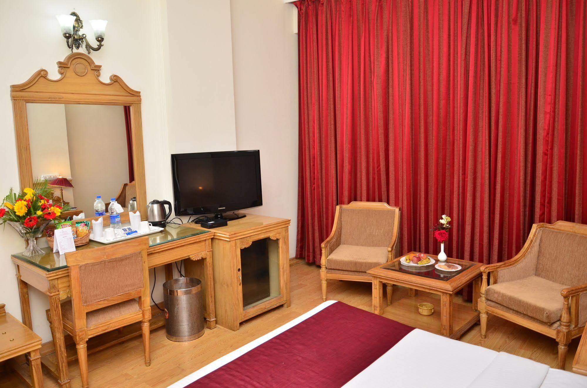 Kc Cross Road Hotell Panchkula Eksteriør bilde