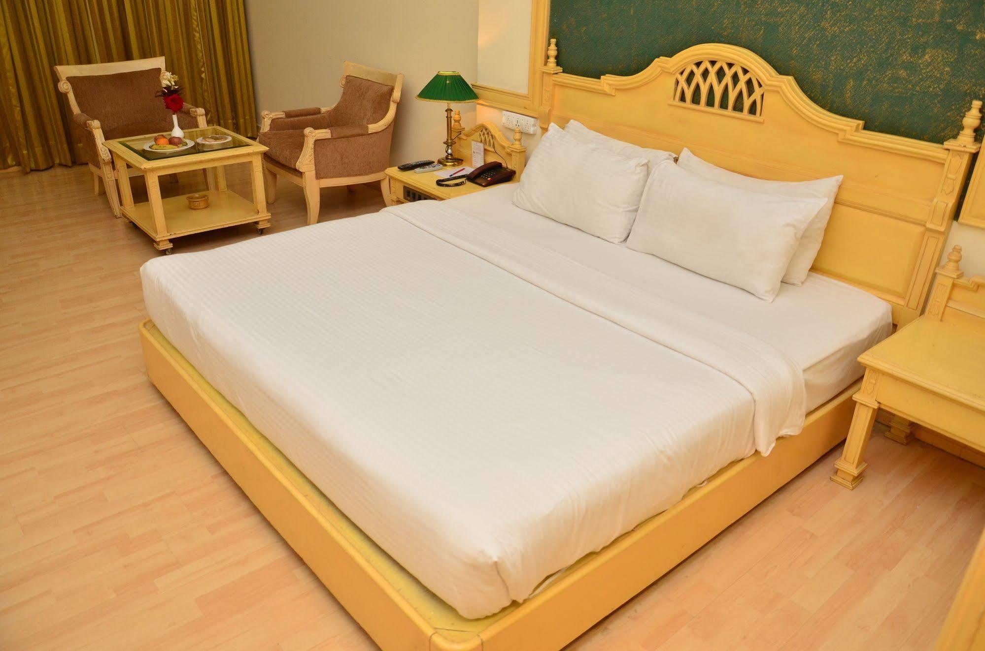 Kc Cross Road Hotell Panchkula Eksteriør bilde