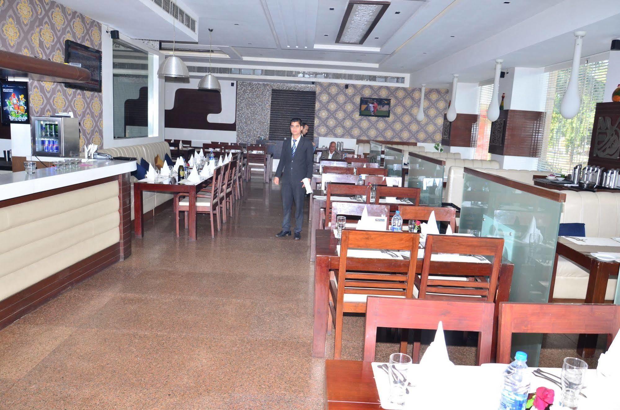 Kc Cross Road Hotell Panchkula Eksteriør bilde