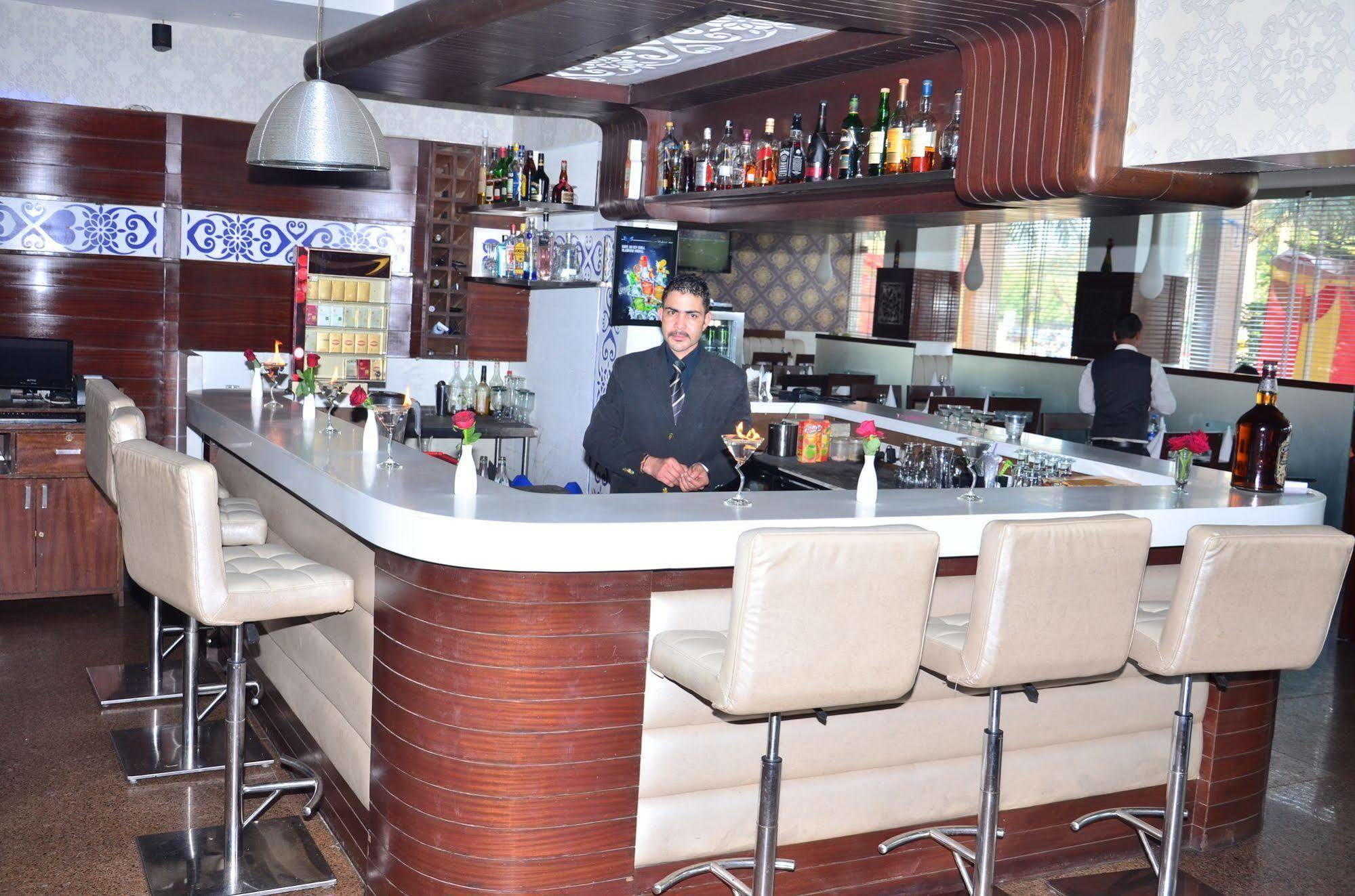 Kc Cross Road Hotell Panchkula Eksteriør bilde
