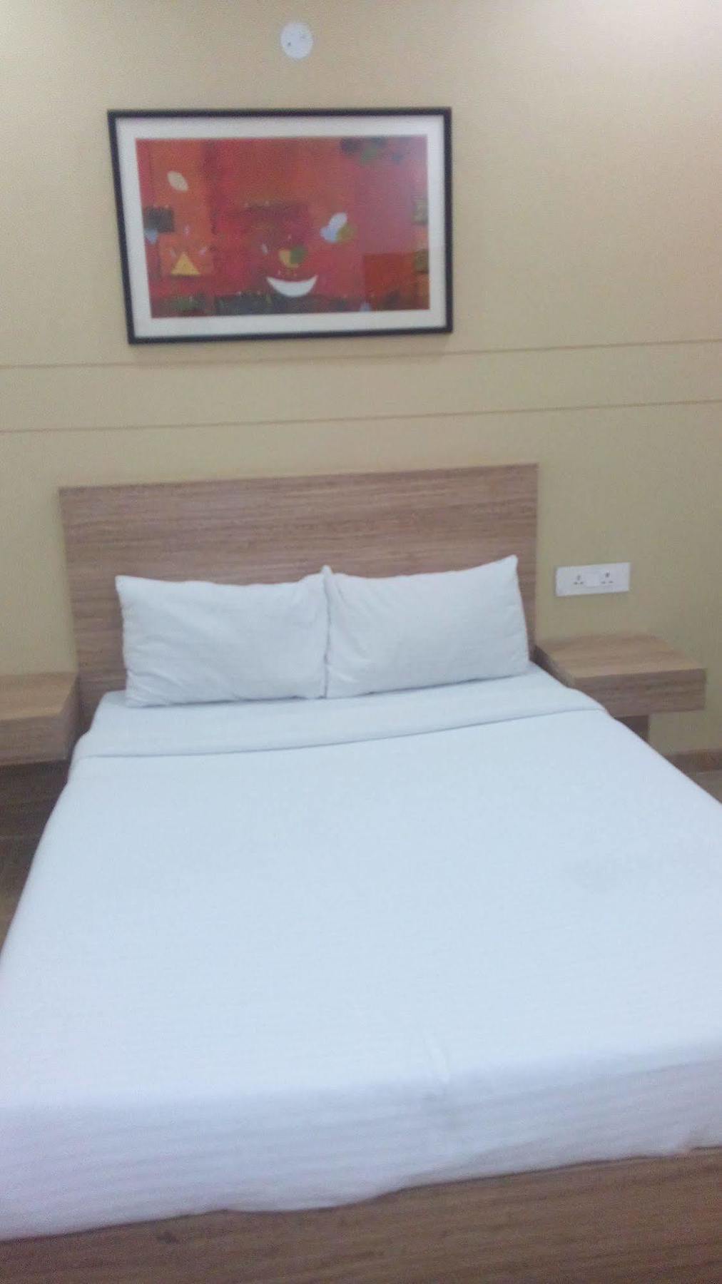 Kc Cross Road Hotell Panchkula Eksteriør bilde